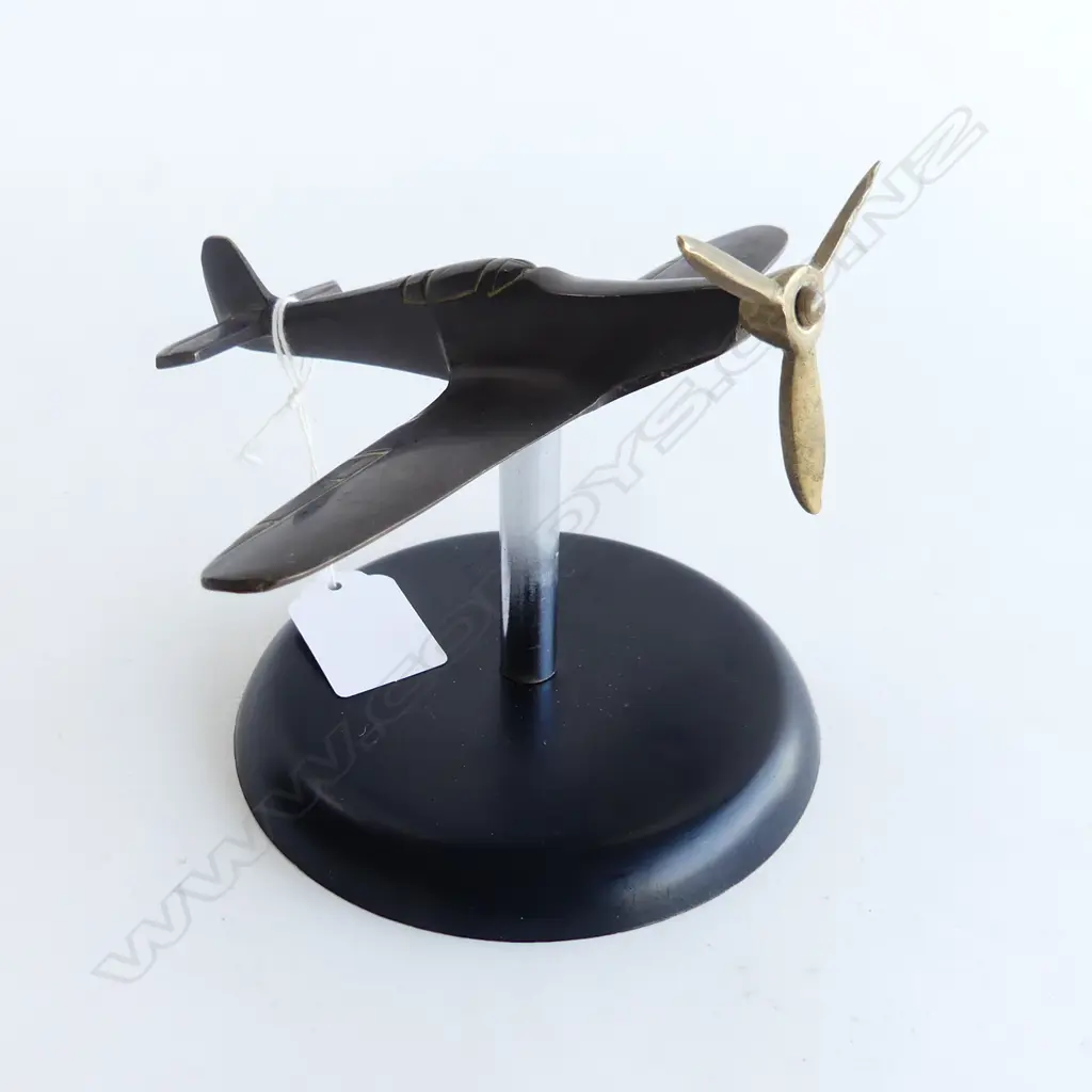 SPITFIRE METAL PLANE ON STAND W.160mm  Image 1++