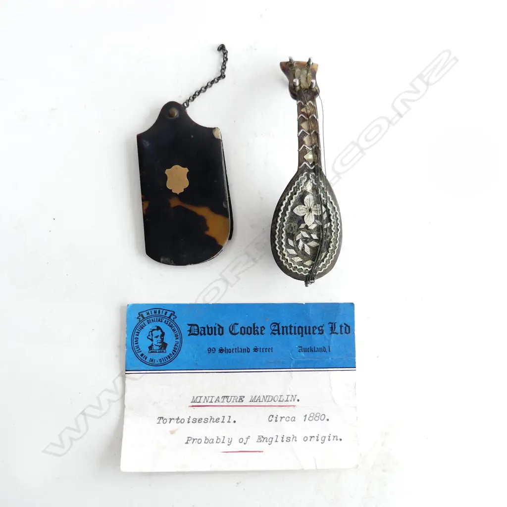 2 PCES ANTIQUE TORTOISESHELL - MINIATURE MANDOLIN L.100mm & DANCE CARD Image 1++