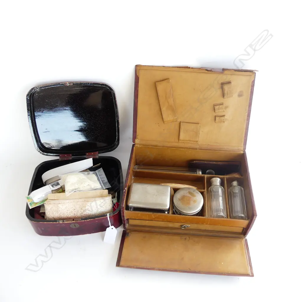 LEATHER VANITY CASE faulted & LACQUERED SEWING BOW W sewing items Image 1++