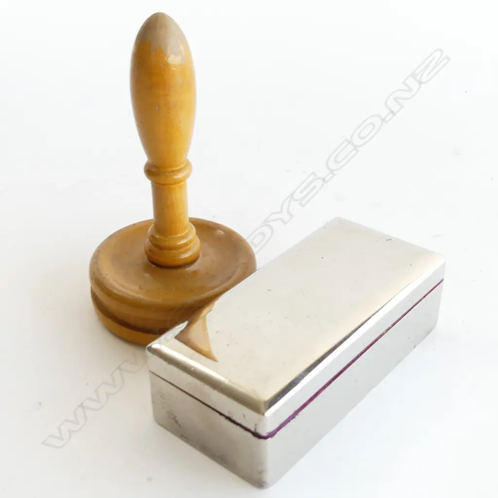 VINTAGE TREEN DARNING MUSHROOM & VALET SAFETY RAZOR SET WITH STROP IN CASE  Image 1++