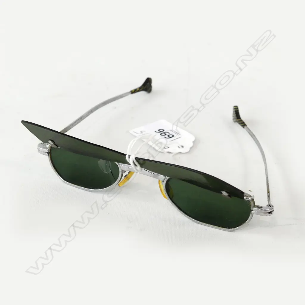 PAIR OF ART DECO SUNGLASSES WITH FOLDING SUN SHADES TO TOP ONE LENS DAMAGED Image 1++