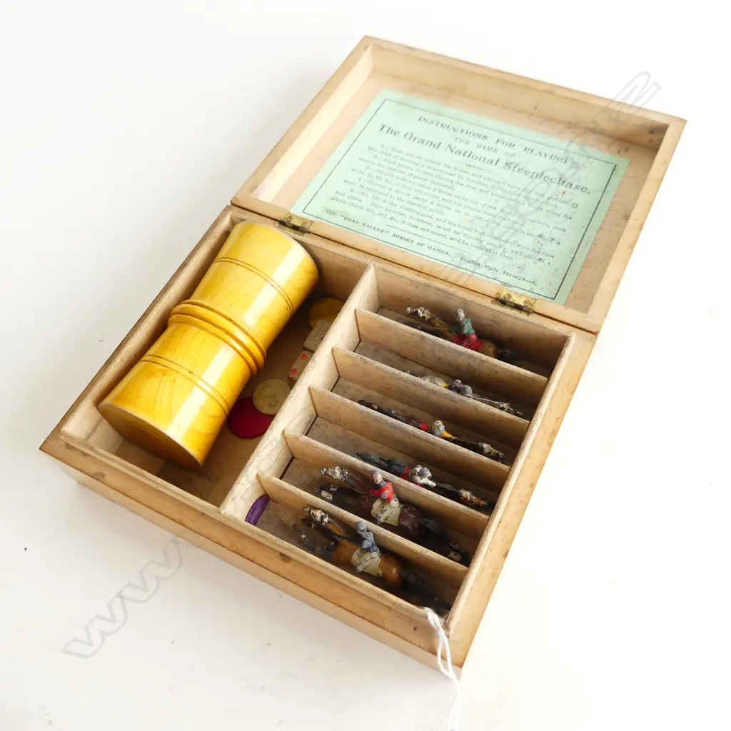 CHAD VALLEY GRAND NATIONAL STEEPLECHASE GAME COMPLETE WITH 6 LEAD HORSES IN BOX Image 1++