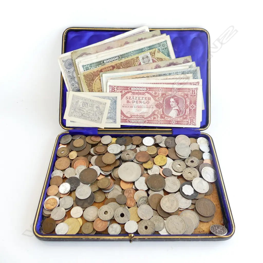 CASE ASST. WORLD NOTES & COINS Image 1++