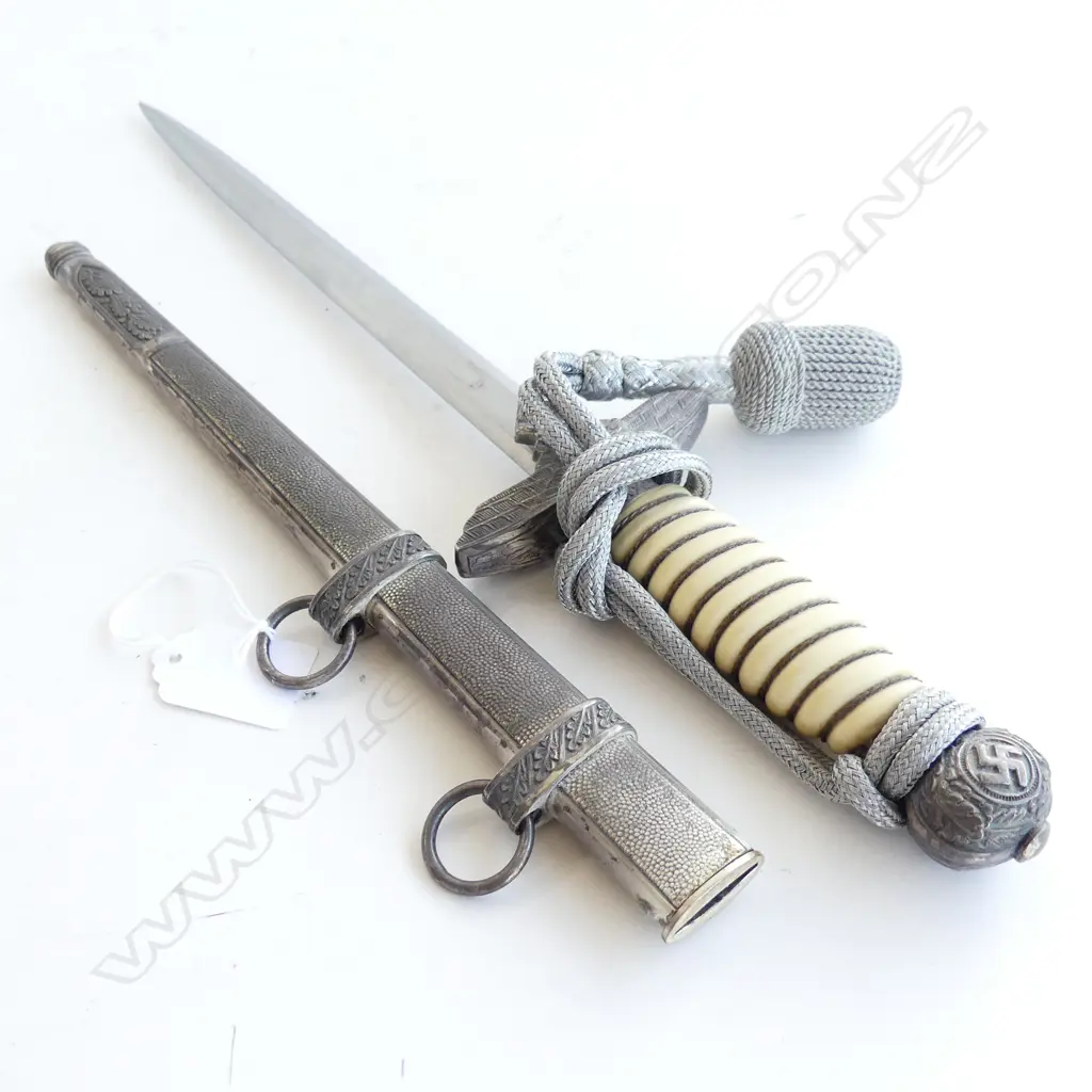 Luftwaffe DAGGER / SHORT SWORD 2nd model. In scabbard w dble rings Image 1++