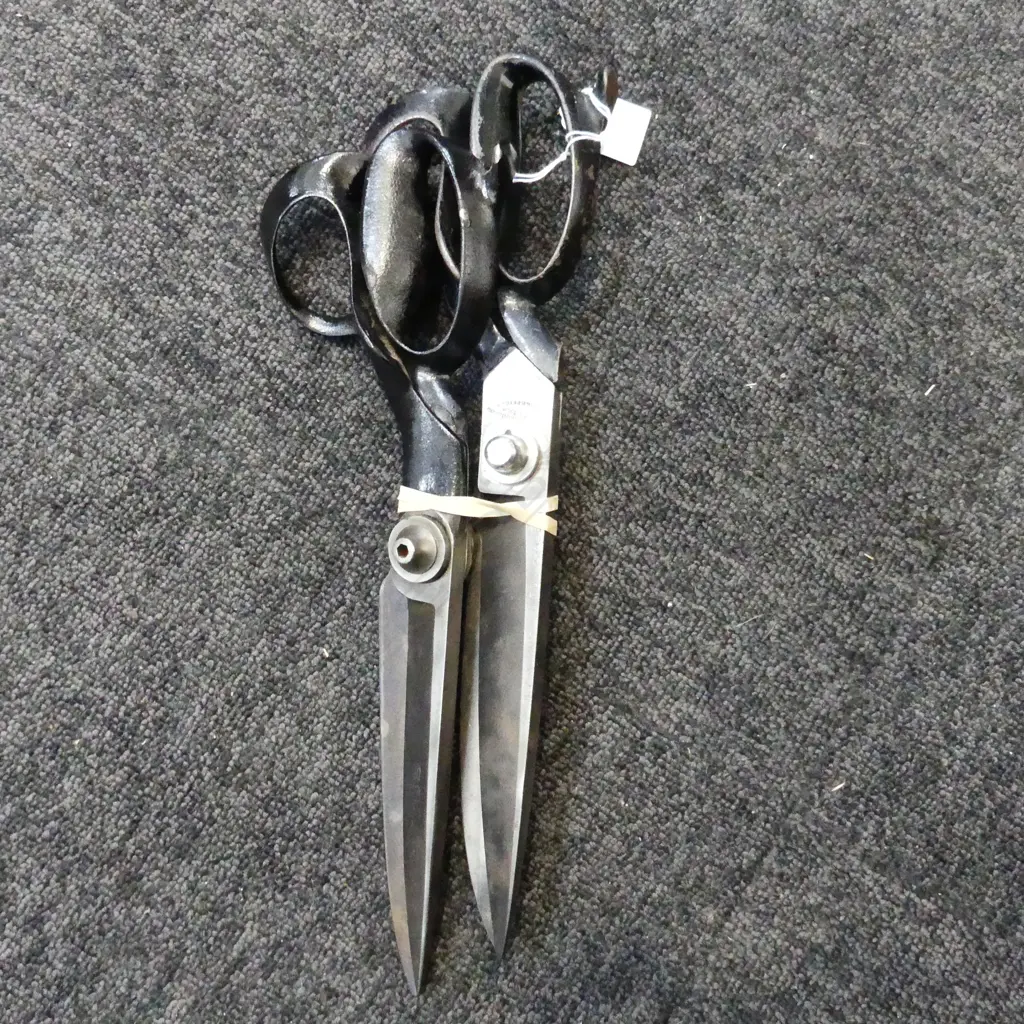 PAIR OF LARGE SHEERS. L.370mm Image 1++