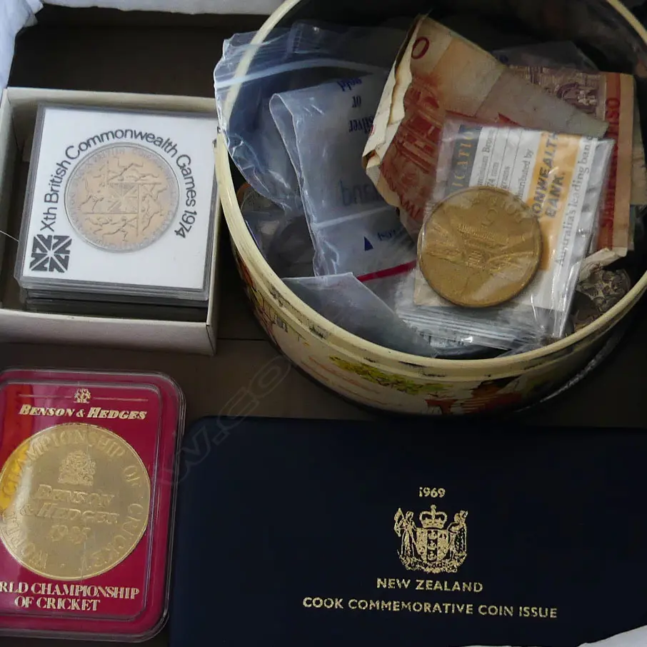 SMALL COLLECTION WORLD COINS NZ COMMEMRATIVE ETC Image 1++