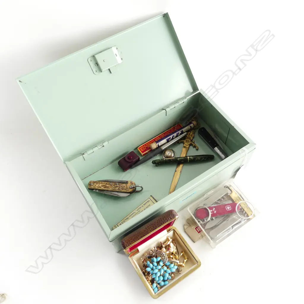 VINTAGE CASH TIN INCL. POCKET KNIVES, COSTUME JEWELLERY, PENS ETC Image 1++