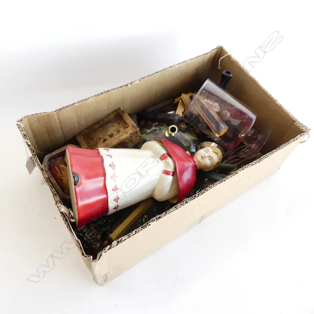 BOX LOT ASST. CUTLERY, BOY DECANTER, RETRO DESK SETS (PEN HOLDERS ETC), ARROW HEADS, QUARTZ CRYSTALS ETC Image 1++