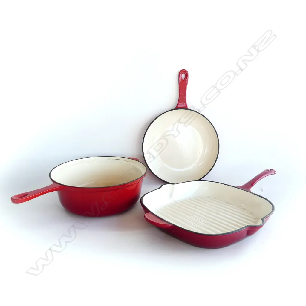 3 PIECES RED ENAMELED CAST IRON PANS, 2 FRY PANS (DIA 248 & 315MM) + POT (DIA 260MM) SM PAN DOUBLES AS LID FOR POT Image 1++