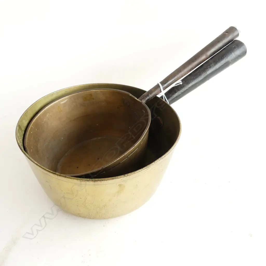 TWO VICTORIAN BRASS SAUCEPANS WITH CAST IRON HANDLES D. 210MM D 180MM Image 1++