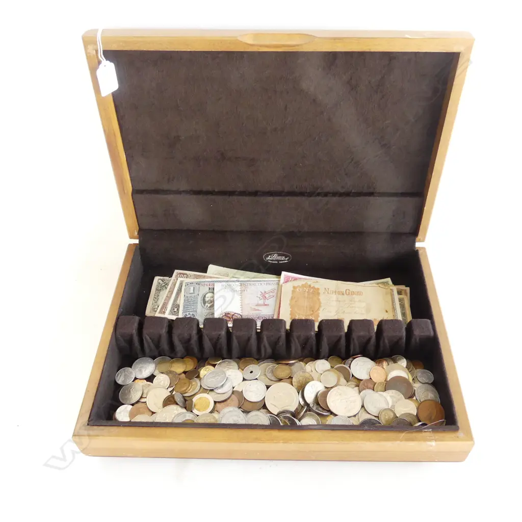 WOODEN CANTEEN CASE ASST. WORLD NOTES & COINS Image 1++