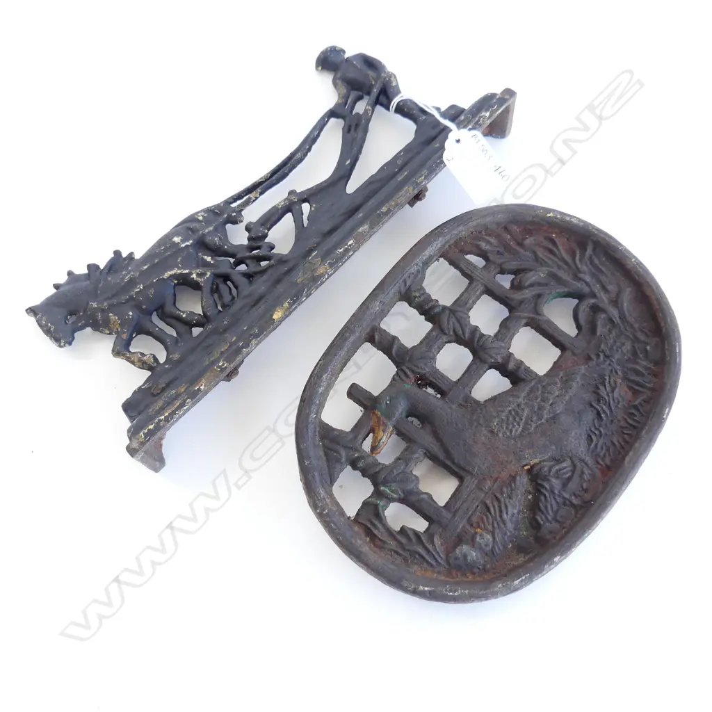 CAST IRON DUCK TRIVET & HORSE AND PLOUGH DOOR STOP L. 255MM L. 200MM   Image 1++
