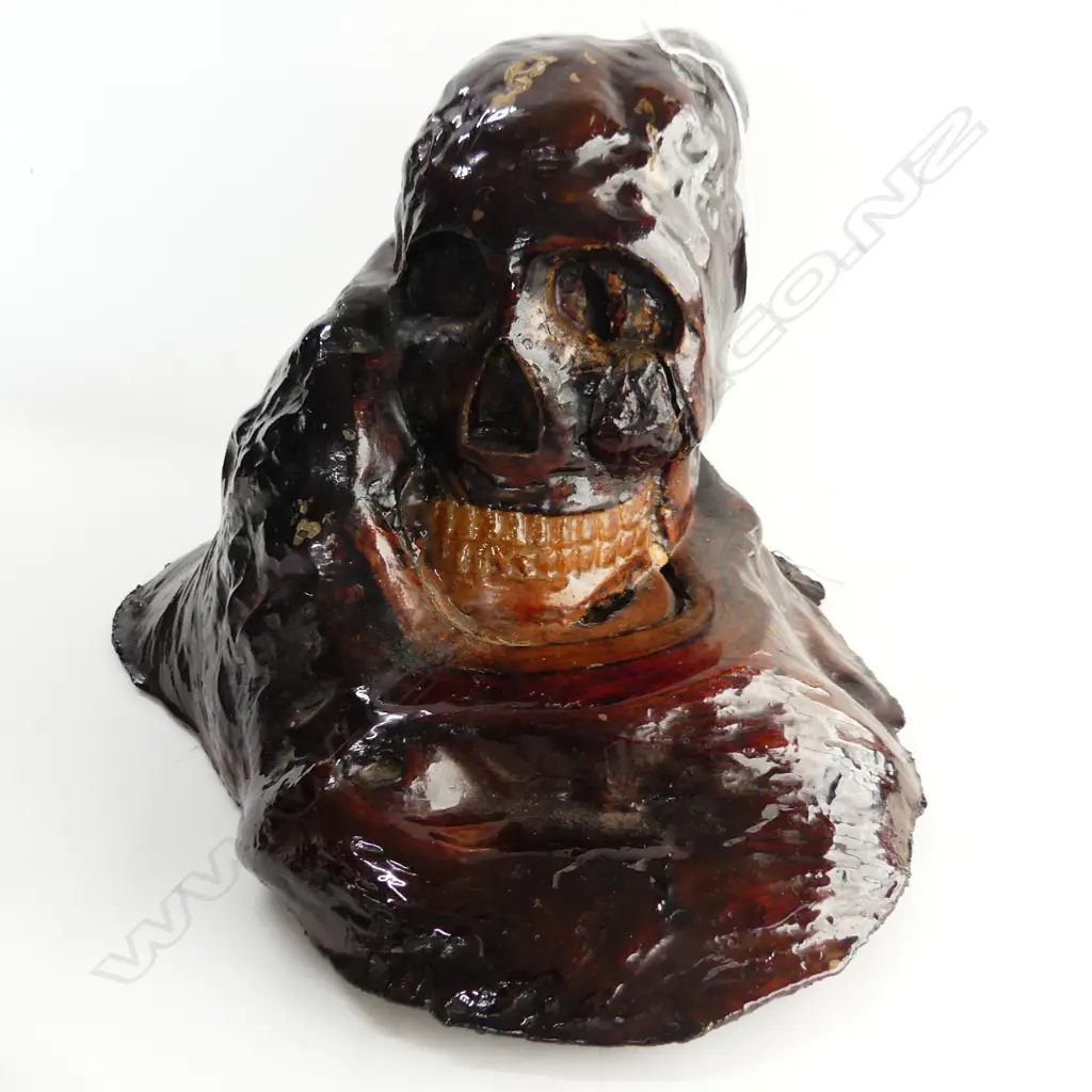 LG CARVED TOTARA BURR WOOD SKULL WITH KAURI GUM TEETH H. 300MM Image 1++