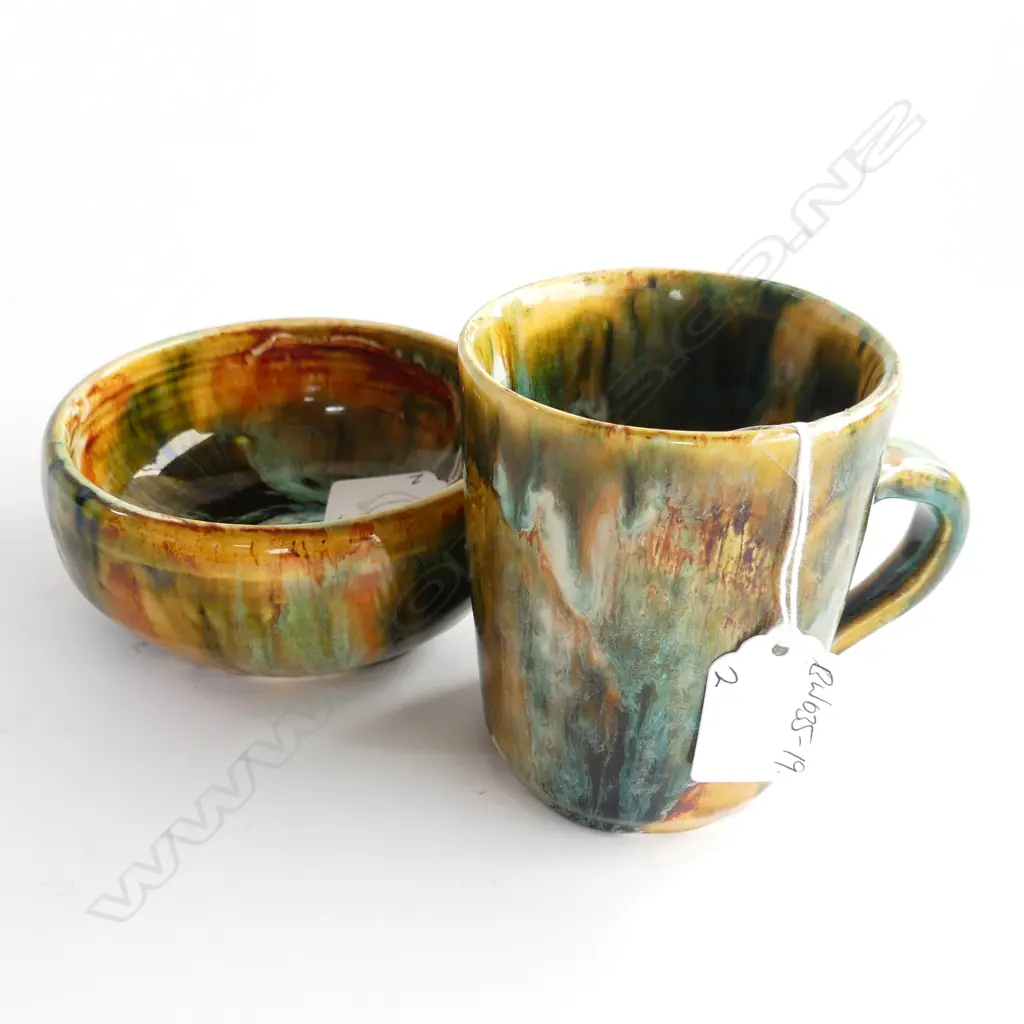 2X JUNE CLARKE (MORRINSVILLE). STUDIO POTTERY BOWL & MUG mottled green incised marks H.145mm Image 1++
