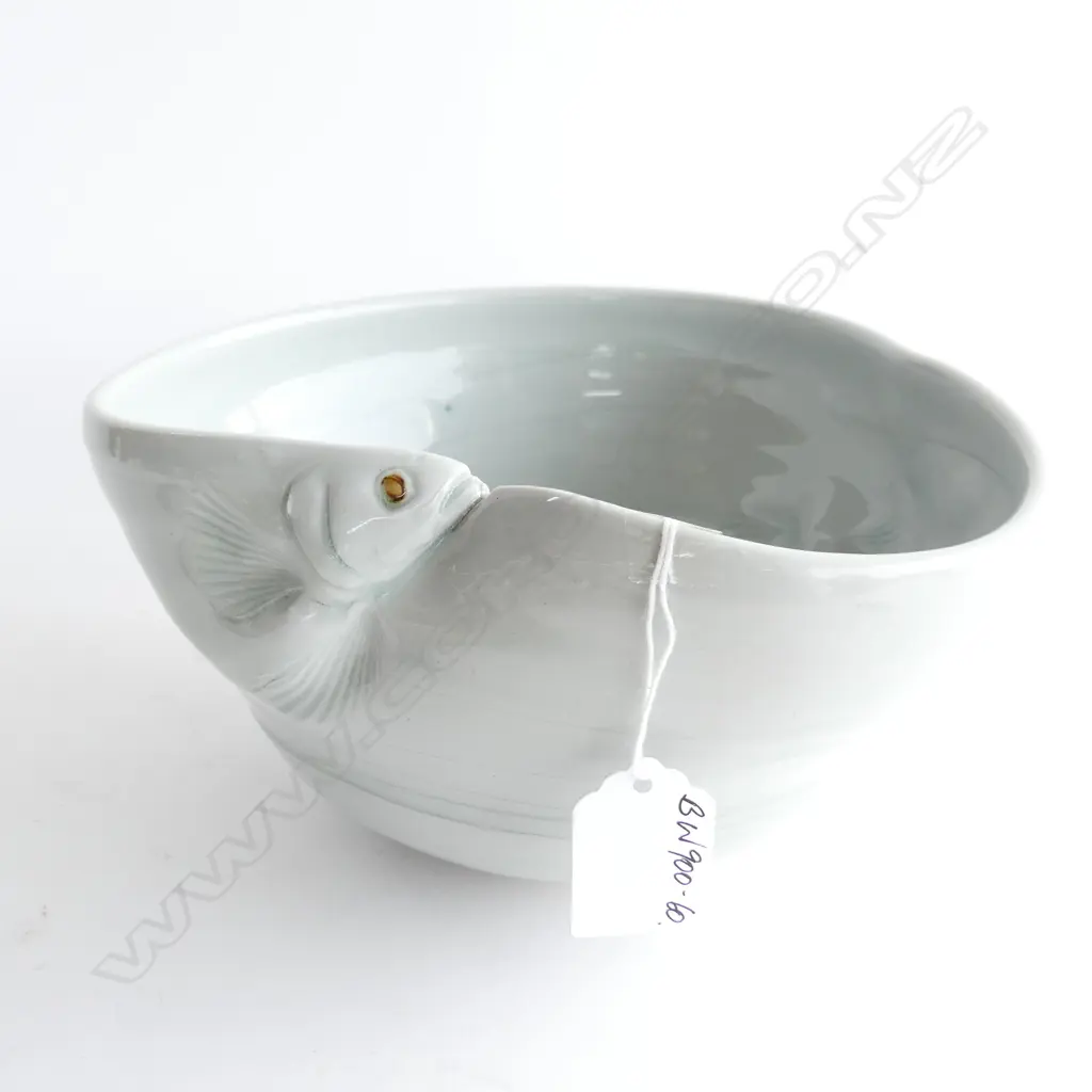 PORCELAIN NZ POTTERY BOWL SCULPTED FISH Dia.200mm Image 1++