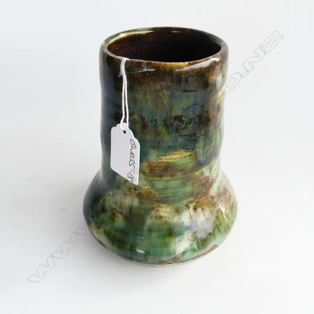 JUNE CLARKE (MORRINSVILLE) 1965 STUDIO POTTERY VASE mottled green incised marks H.145mm Image 1++