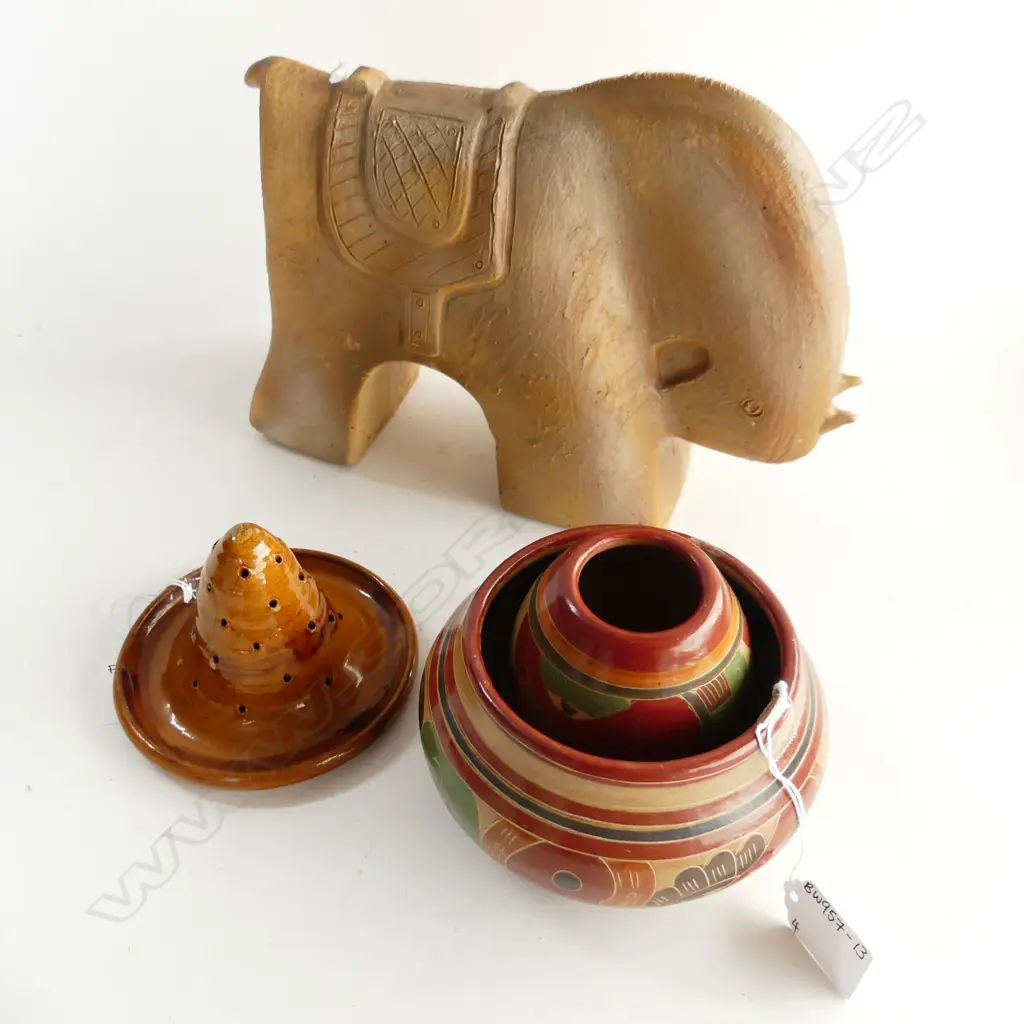 WOODFIRED POTTERY TROJAN HORSE (L280MM) MARKED KR + 2 MEXICAN POLYCHROME VASES & SOMBRERO HORS D'OEUVRE HOLDER (D 115MM) Image 1++
