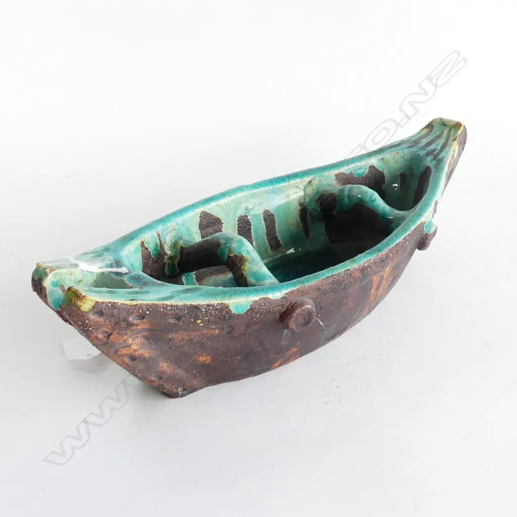 1960'S BLUE MOUNTAIN POTTERY BOAT, GREEN HIGH GLOSS DRIP GLAZE, L. 330MM Image 1++