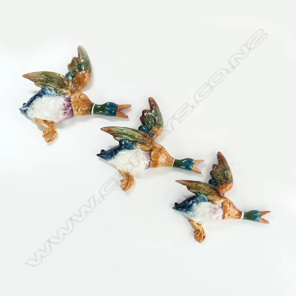 3 LG BESWICK GRADUATED FLYING WALL DUCKS (L. 310, 265, 210MM) LARGE HAS REPAIR, SM IS ALSO POCKET VASE Image 1++
