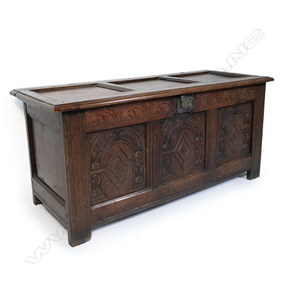 A George III oak coffer, Image 1++