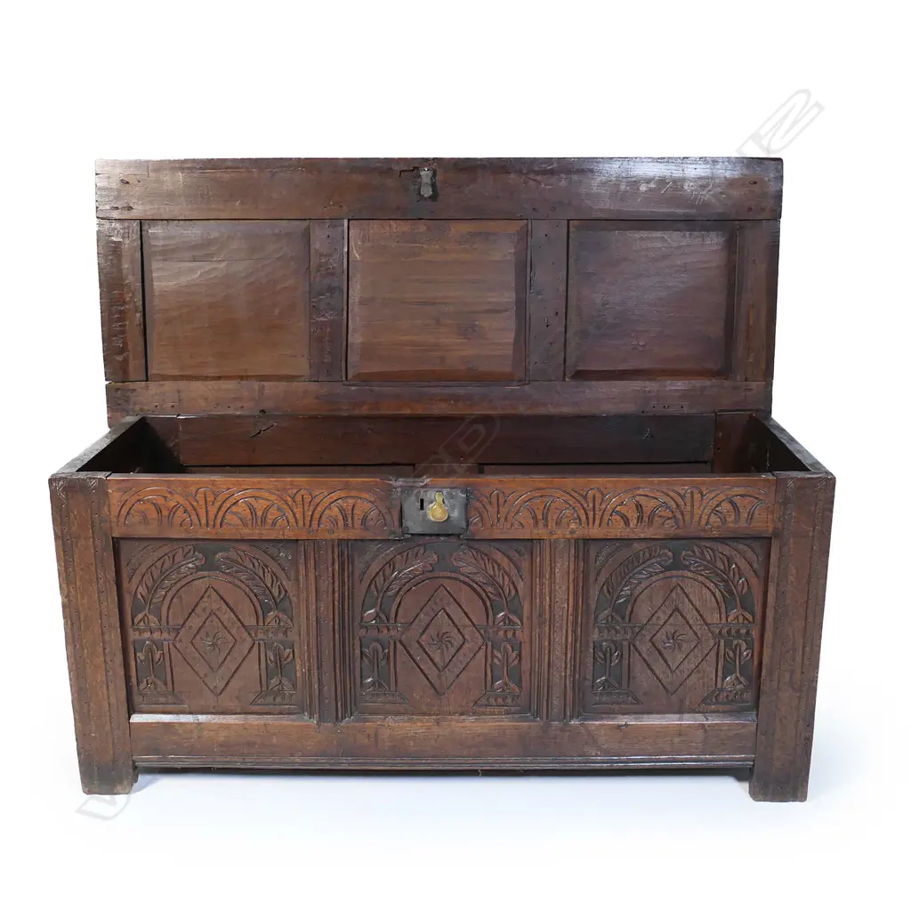 A George III oak coffer, Image 1++