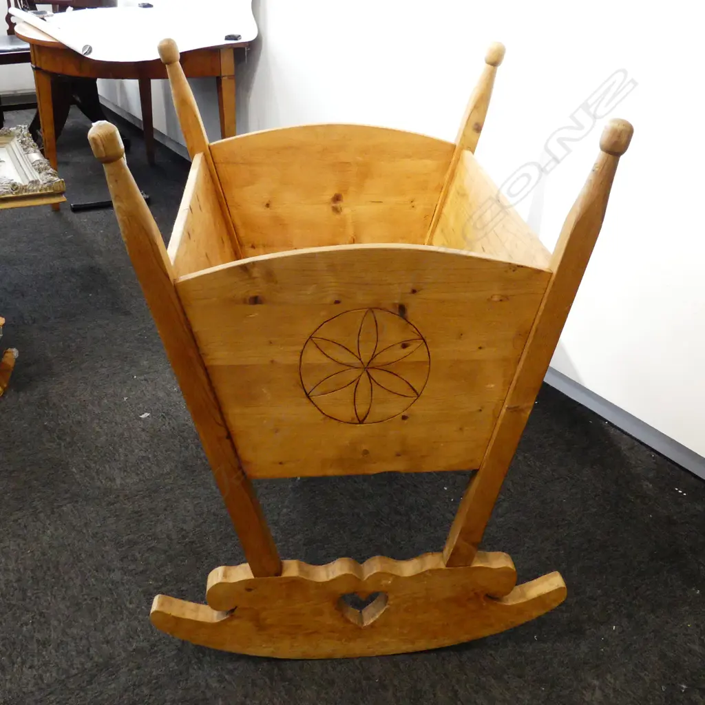 LGE PINE CRADLE 850x780x990mm Image 1++