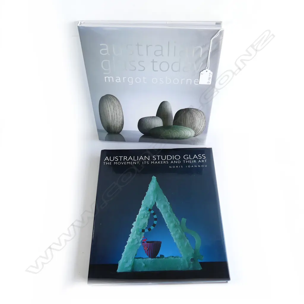 2 BOOKS ON AUSTRALIAN STUDIO GLASS: 1995 & 2005 Image 1++