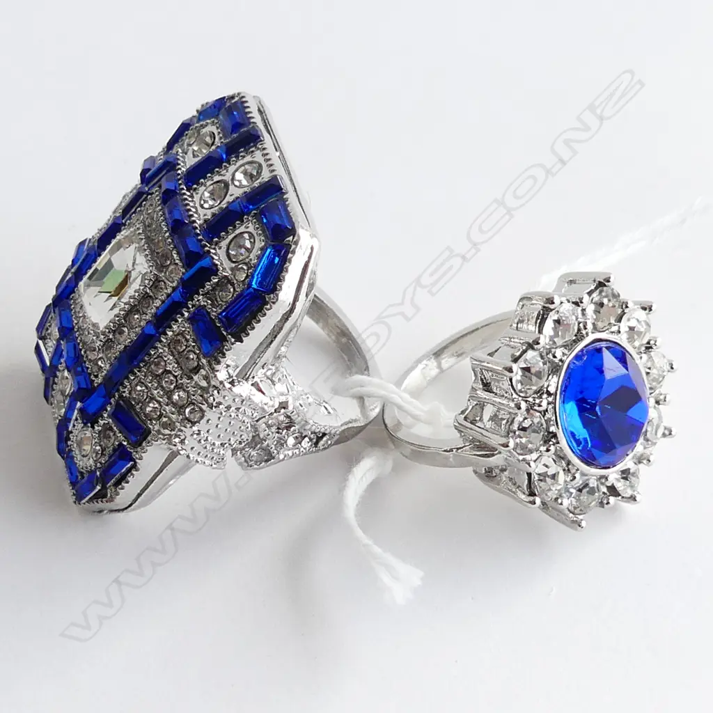 2 LG FAUX SAPPHIRE & DIAMANTE DRESS RINGS  Image 1++