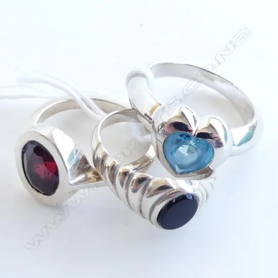 3 925 SILVER RINGS; BLUE COLOURED STONE, GARNET & ONYX
