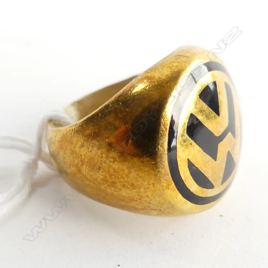 RING WITH ENAMEL V.W. LOGO (COSTUME) Image 1++