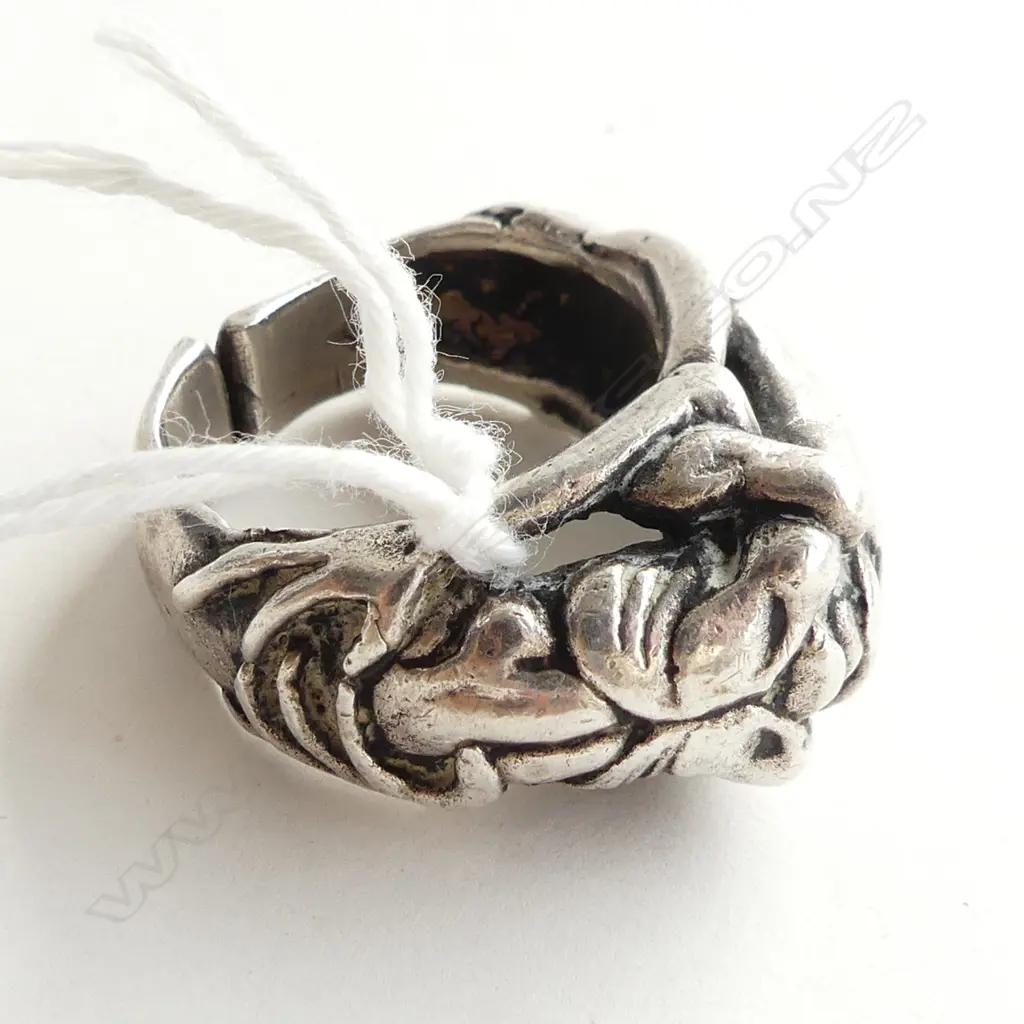 STG SILVER RING w. 2 FIGURES 22.1 GRAMS Image 1++