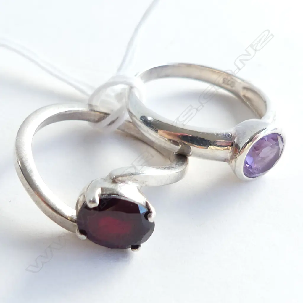 2 925 SILVER RINGS; GARNET & AMETHYST Image 1++