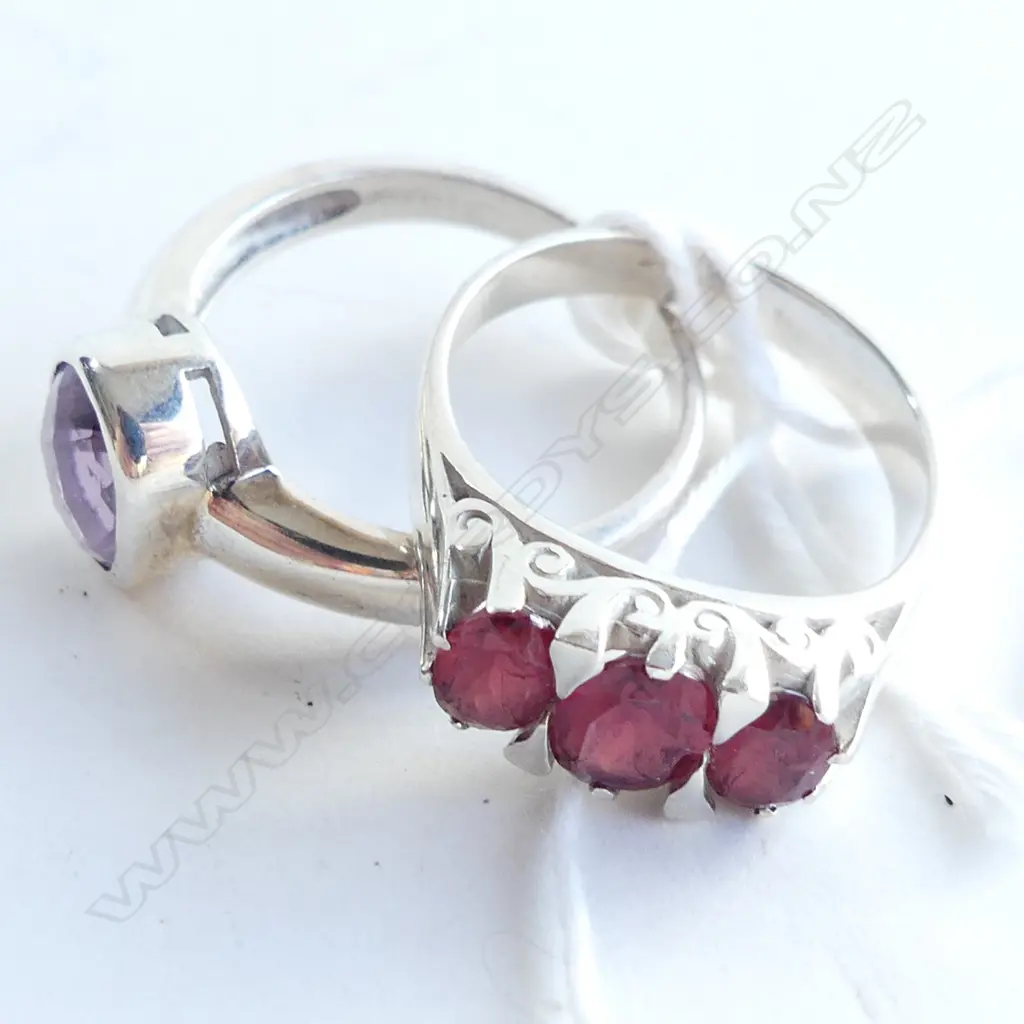 2 925 SILVER RINGS; GARNET & AMETHYST Image 1++