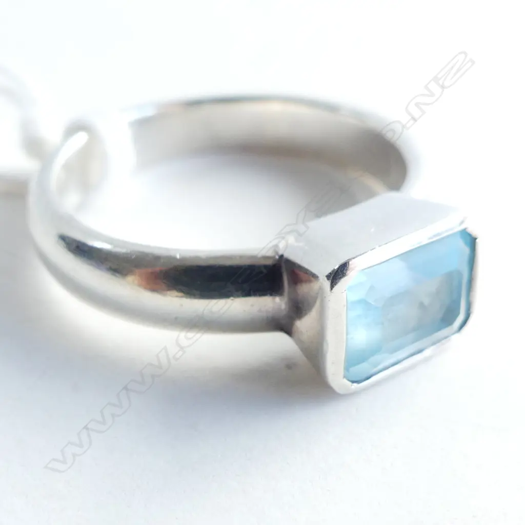 925 SILVER & BLUE TOPAZ RING SIZE R Image 1++