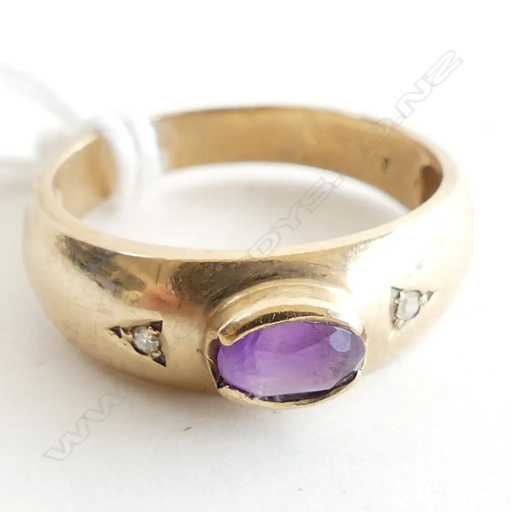 9CT GOLD AMETHYST & DIAMOND CONTEMPORARY RING 3gms Image 1++