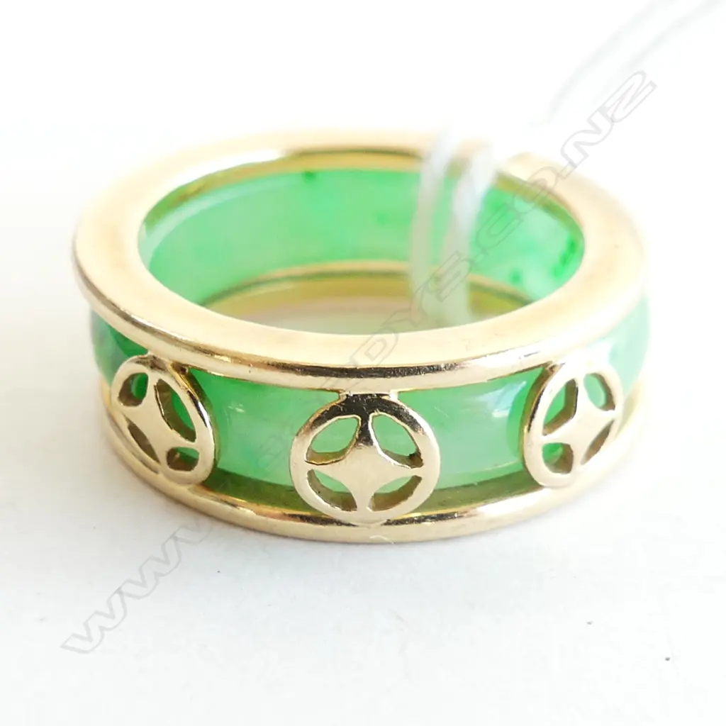 18CT GOLD AND JADE RING (unmarked but testing as 18ct and higher) 6.45gm (gold band) Image 1++