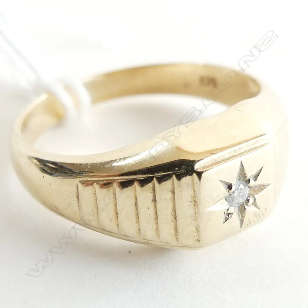 9CT GOLD & DIAMOND STAR SET SIGNET TYPE RING 5.3gms Image 1++