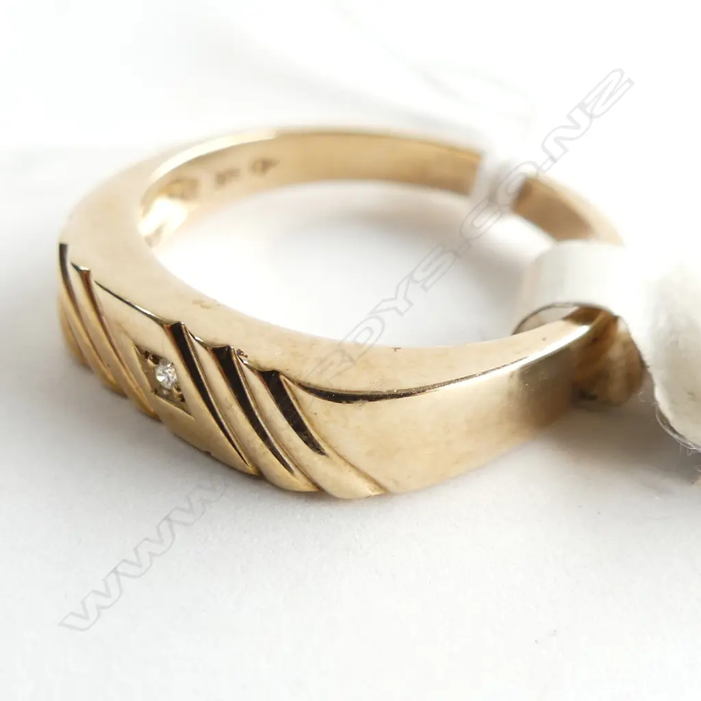 9CT GOLD MENS SIGNET RING WITH DIAMOND 4.3GMS Image 1++