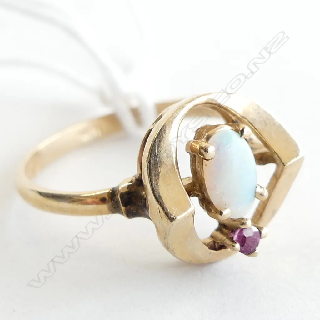10CT GOLD OPAL & RUBY RETRO RING 2.28gms size M Image 1++