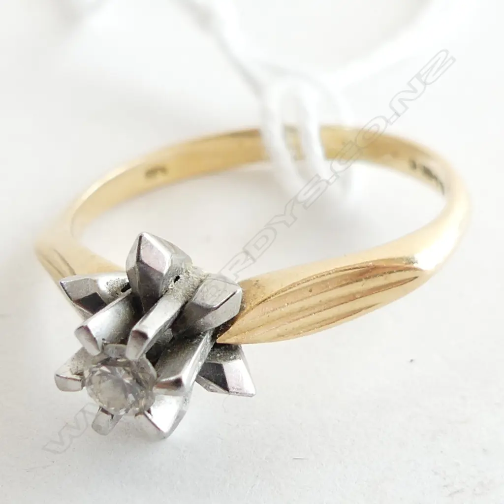 18ct GOLD & SOLITAIRE DIAMOND RING 3.4gms stylish tall pillar claw setting Image 1++