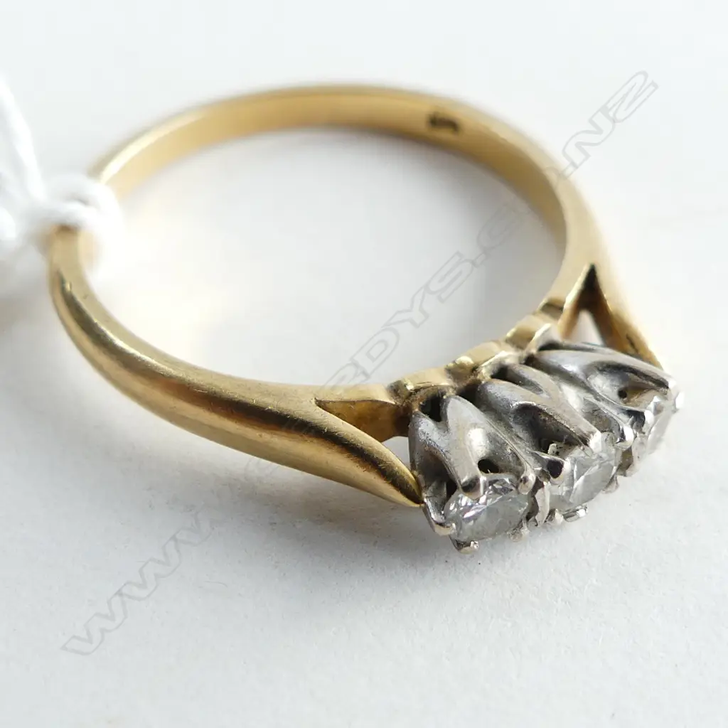 18CT GOLD 3 STONE DIAMOND RING 3.22gms SIZE O Image 1++