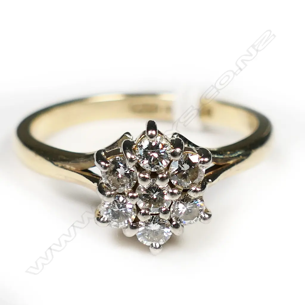 ESTATE 9CT GOLD & DIAMOND CLUSTER RING 4gm Image 1++