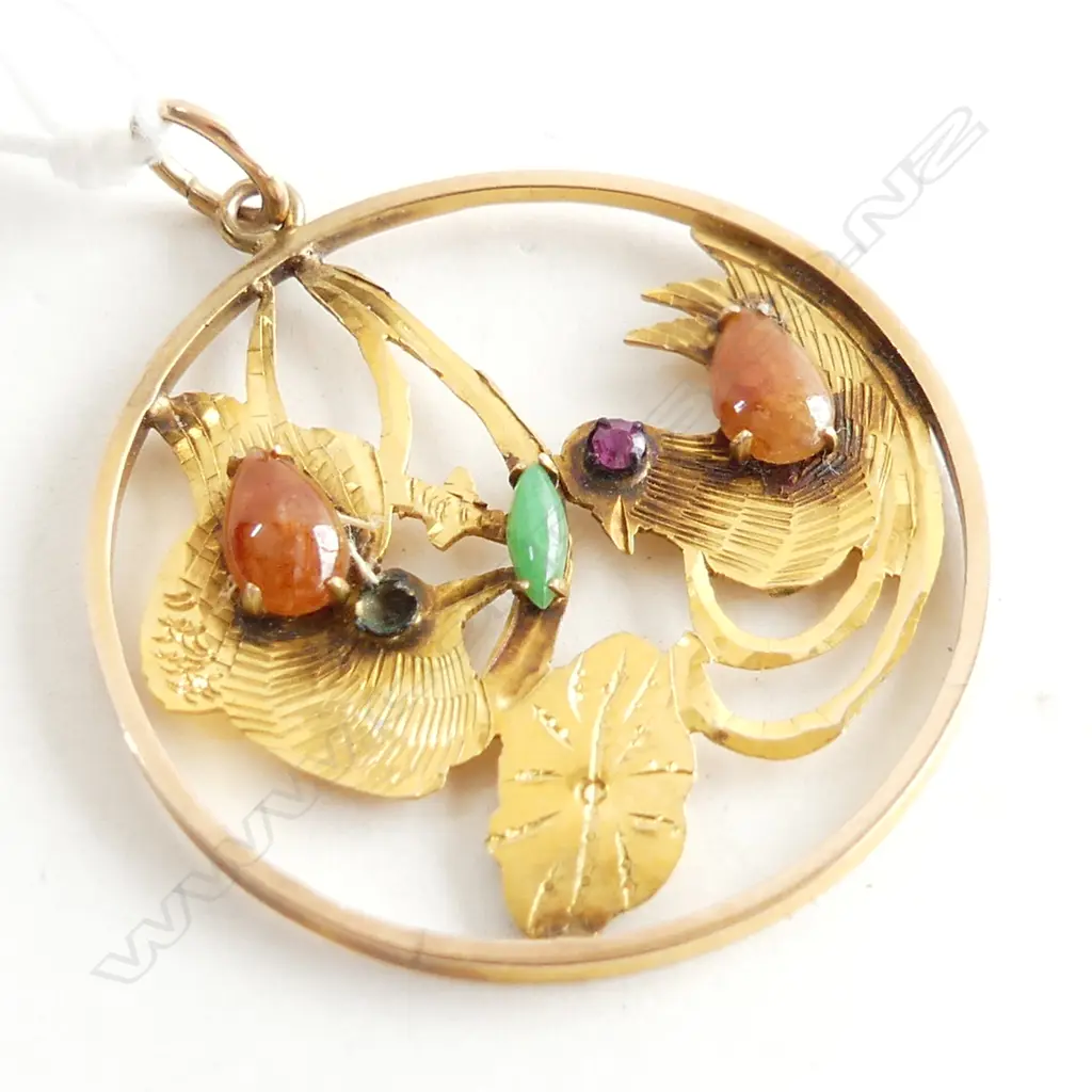 14K GOLD CIRCULAR PENDANT GEM SET BIRDS Dia.31mm. 4.4gms. Image 1++