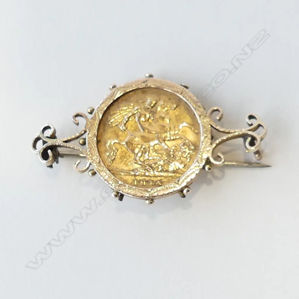 1914 GOLD HALF SOVEREIGN IN 9CT GOLD MOUNT 6.78gms Image 1++