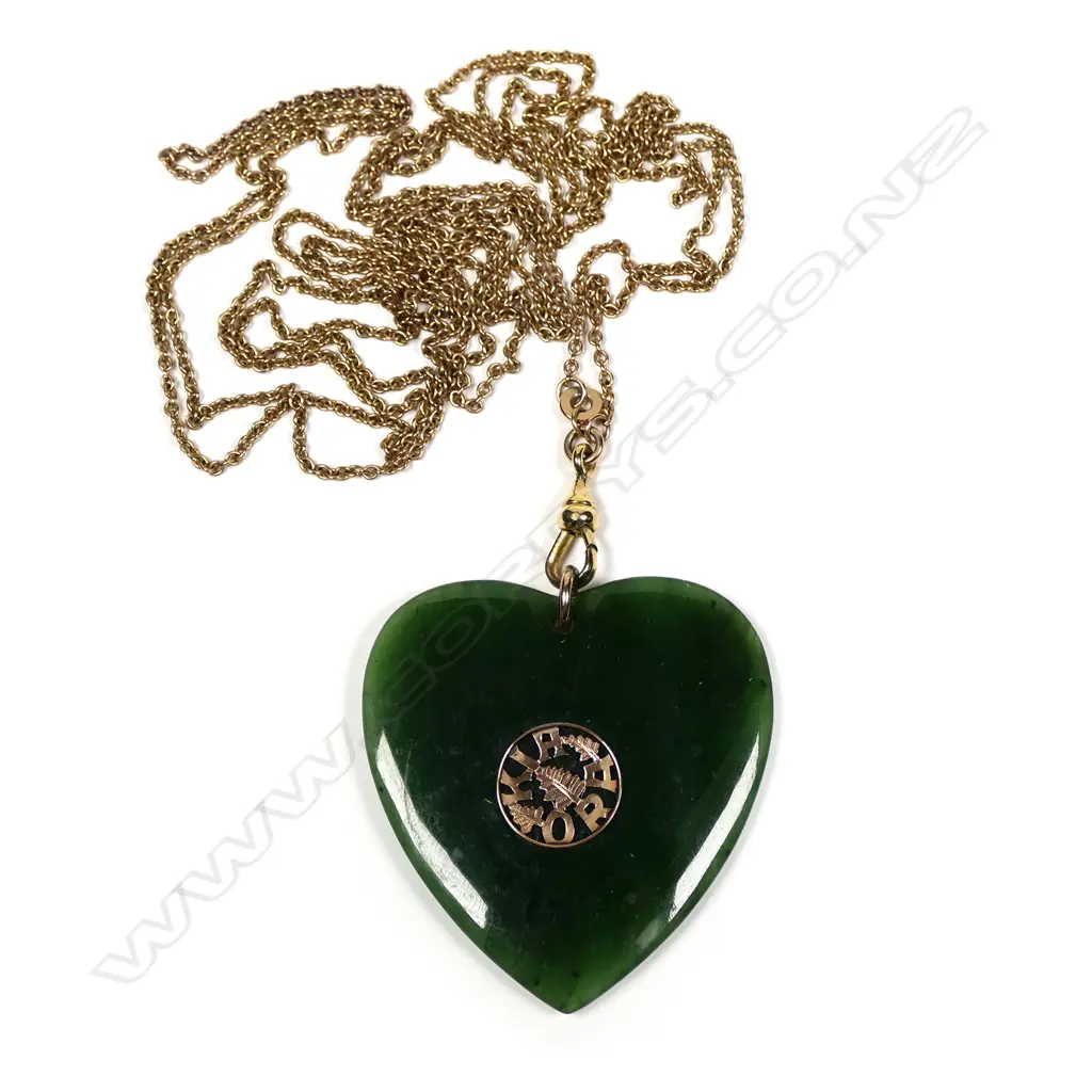 A c.1900 9ct rose gold muff chain with pounamu heart pendant, Image 1++