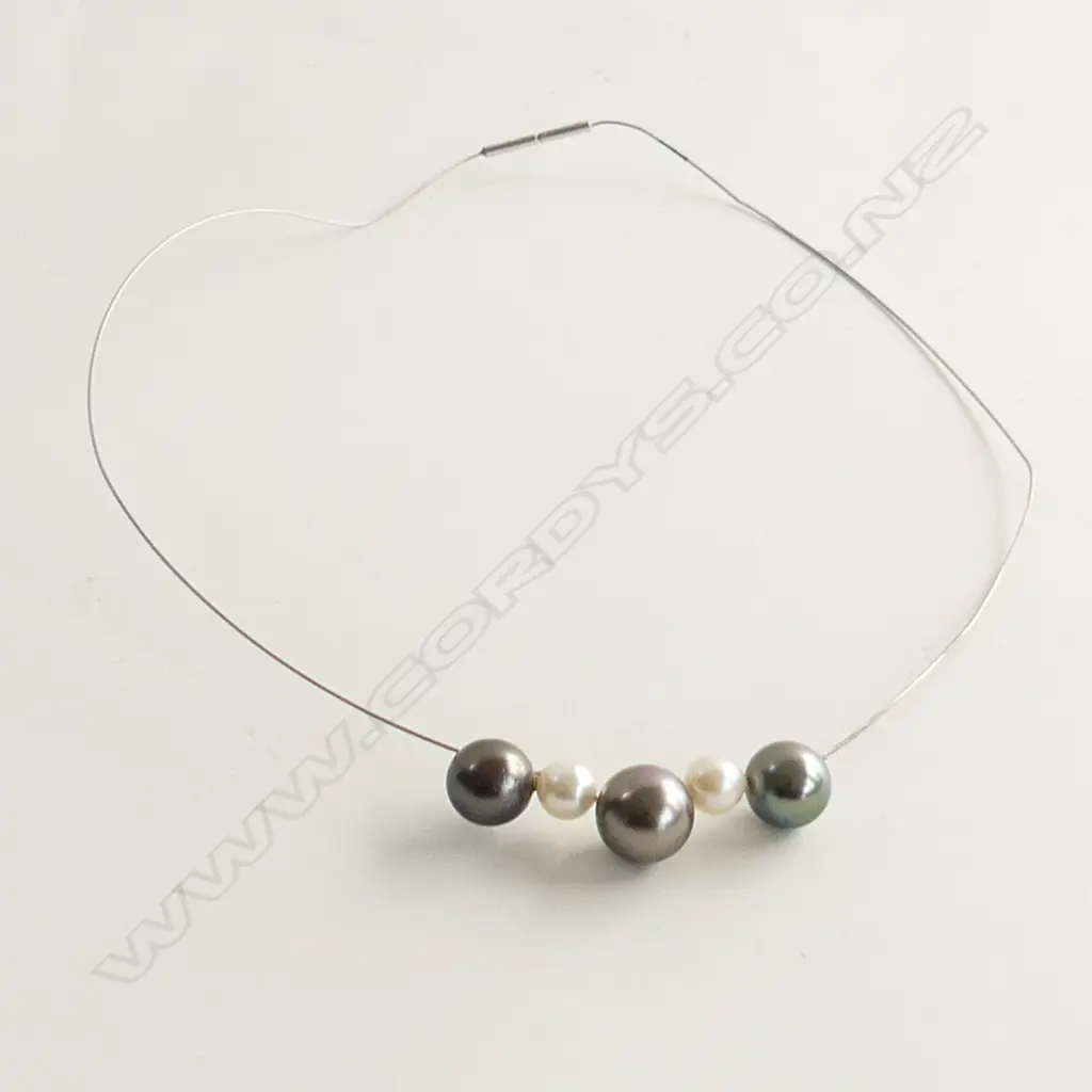 BLACK & AKOYA PEARL ON 18CT WIRE 7.4GMS Image 1++