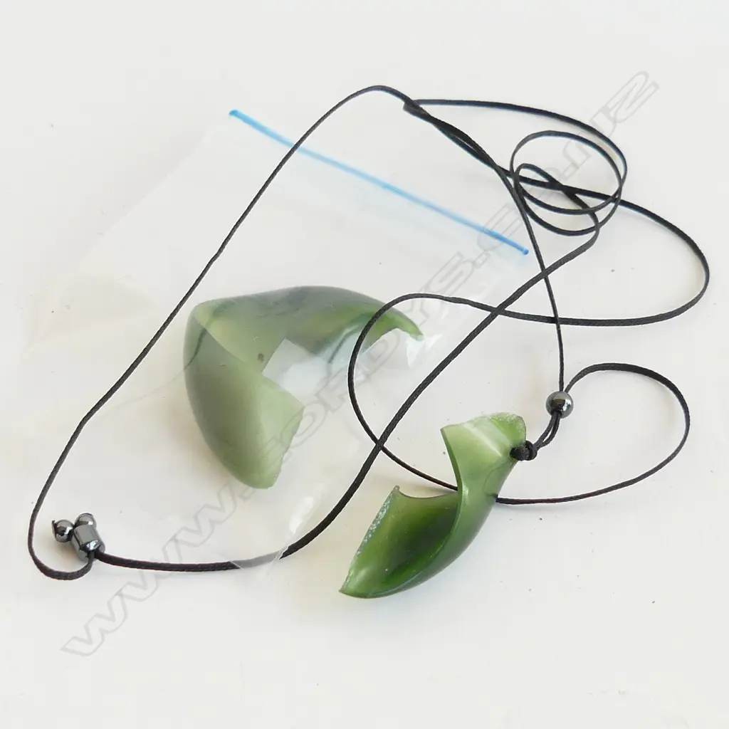 NEAL BROWN POUNAMU MOBIUS RIBBON PENDANT BROKEN IN 2 PCES. Image 1++