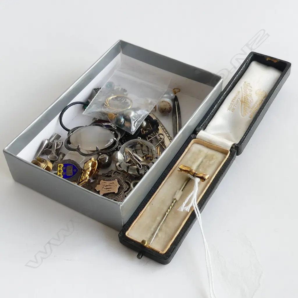 9CT GOLD BOW TIE PIN + ASST GOLD + SILVER JEWELLERY + PEARLS ETC Image 1++