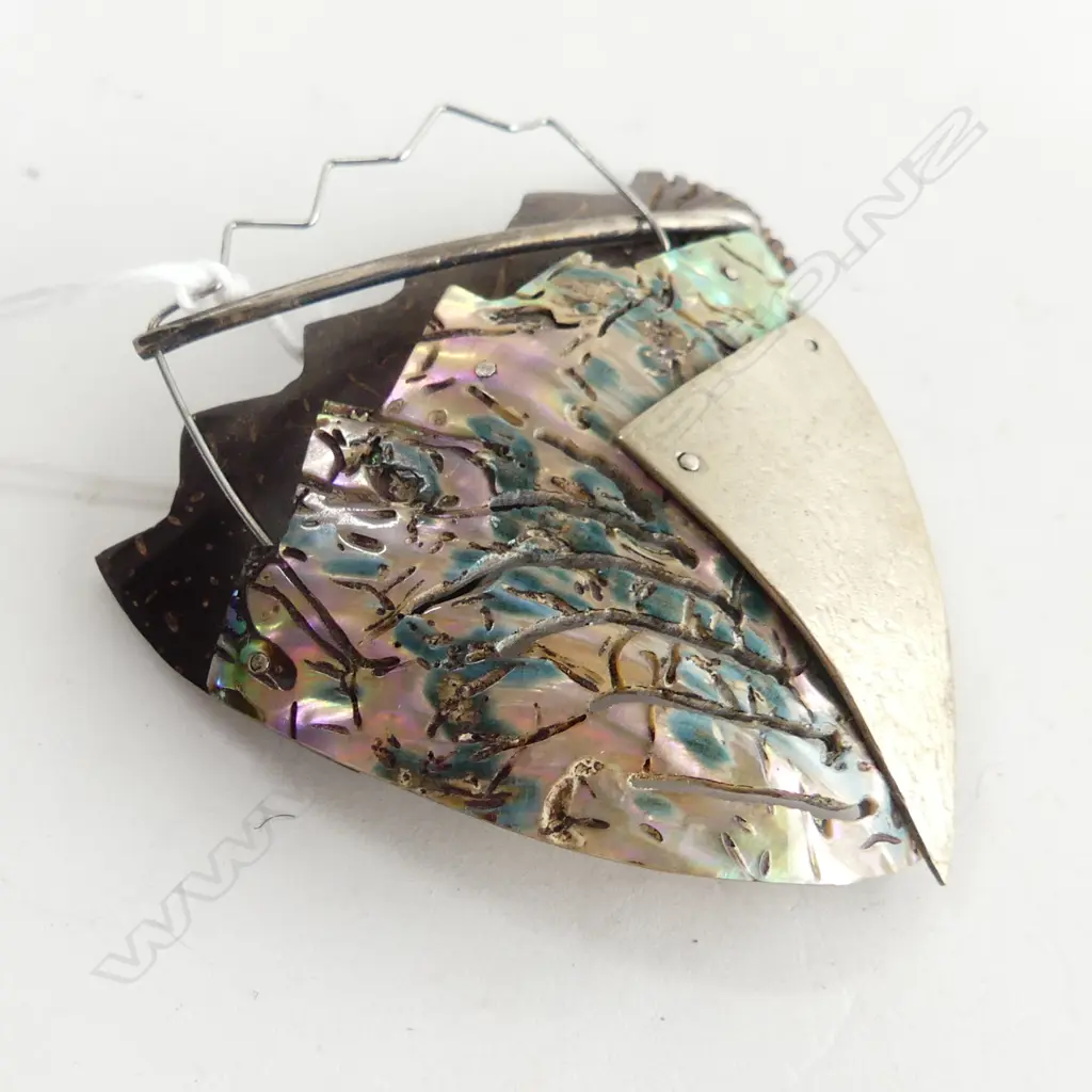 CONTEMPORARY BROOCH BY JEWELLER KIM BRICE IN SILVER/PAUA/COCONUT 70x65mm Image 1++