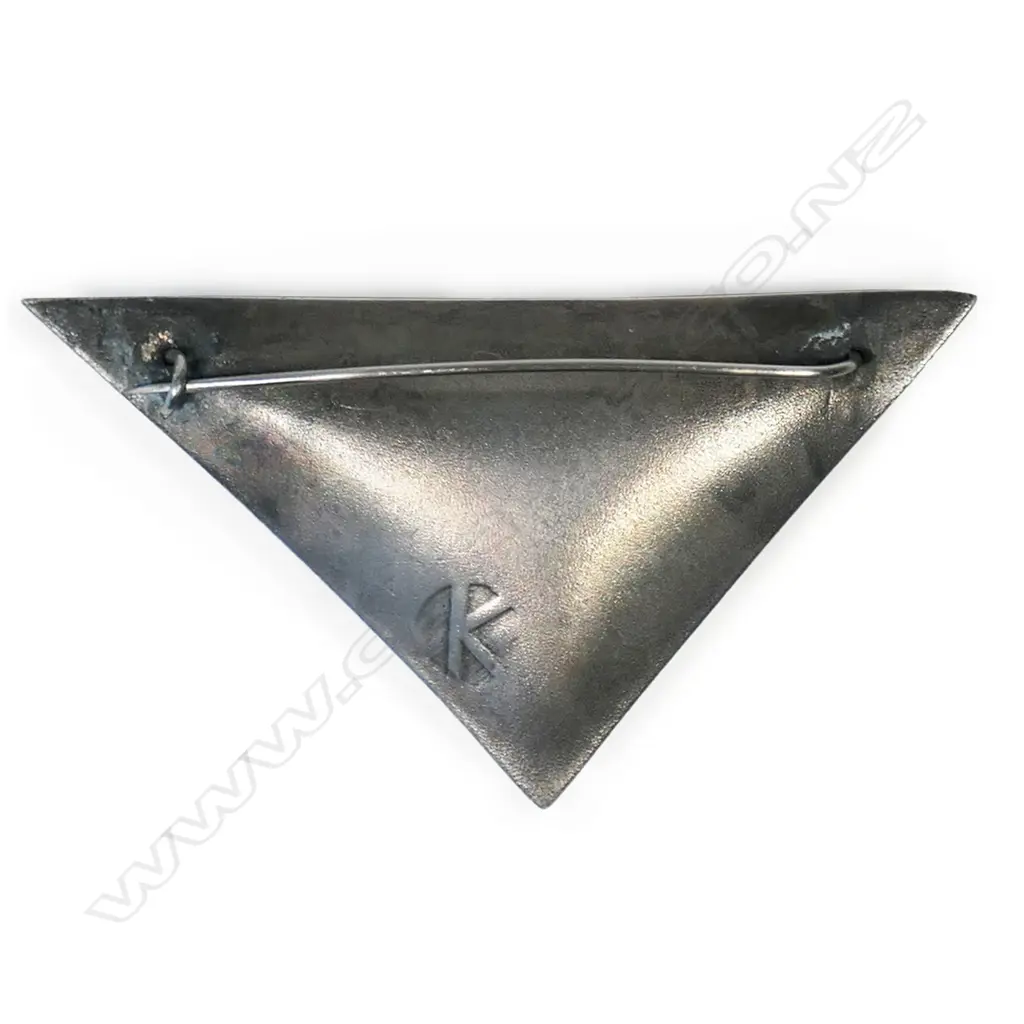 CONTEMPORARY STERLING SILVER TRIANGULAR BROOCH BY JEWELLER KIM BRICE, W.72mm Image 1++